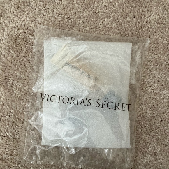 Victoria’s Secret Limited Edition Summer Lip Gloss - Picture 3 of 4